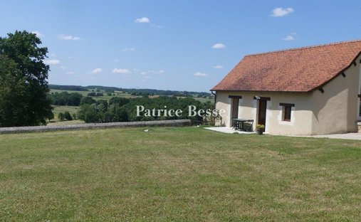 19th C. Property With Lake And Guest Houses