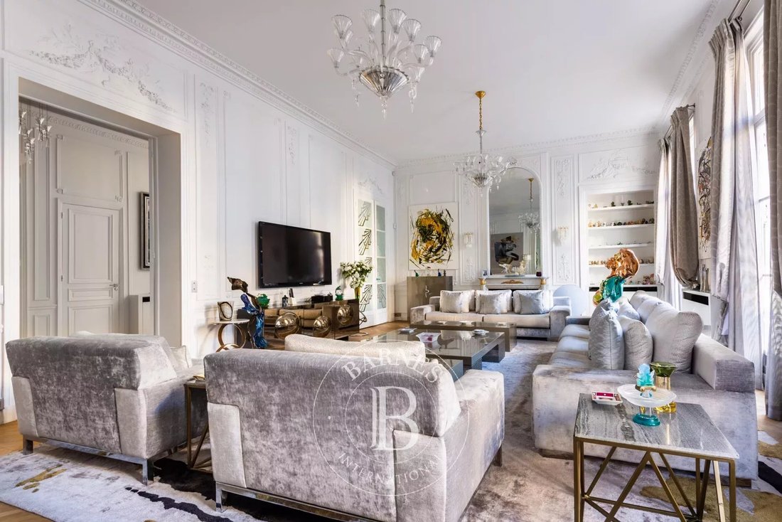 Apartment in Triangle d'Or, Paris 8e Arrondissement, Paris 5 - 15376024