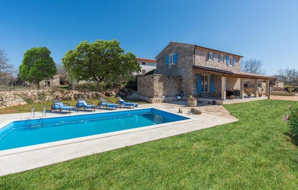 Villa in Sveti Lovrec Pazenaticki, Istria County, Croatia 2 - 14841284