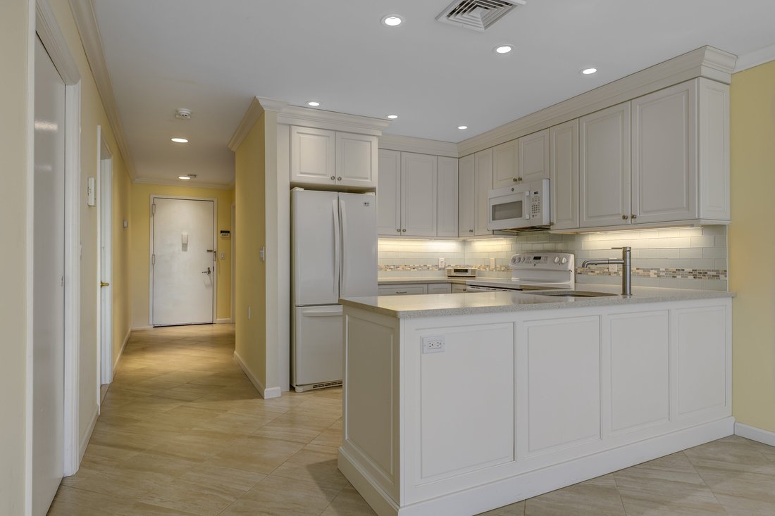 Condo in Port Washington, New York, United States 5 - 15383457