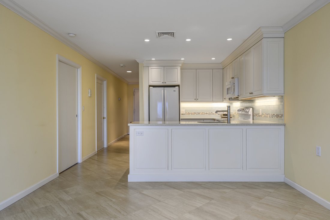 Condo in Port Washington, New York, United States 4 - 15383457