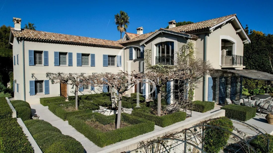 Villa in Antibes, Provence-Alpes-Côte d'Azur, France 1 - 15380848
