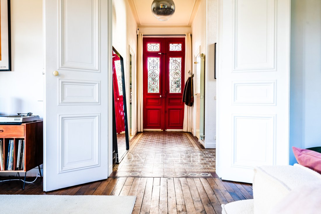 Le Rêve de Coulon: A 19th-Century Jewel Whispering of Timeless Elegance