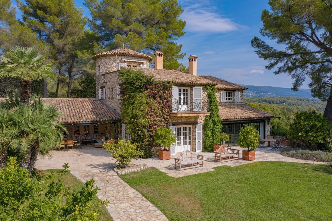 Estate in Nord, Roquefort-les-Pins, France 2 - 12369605