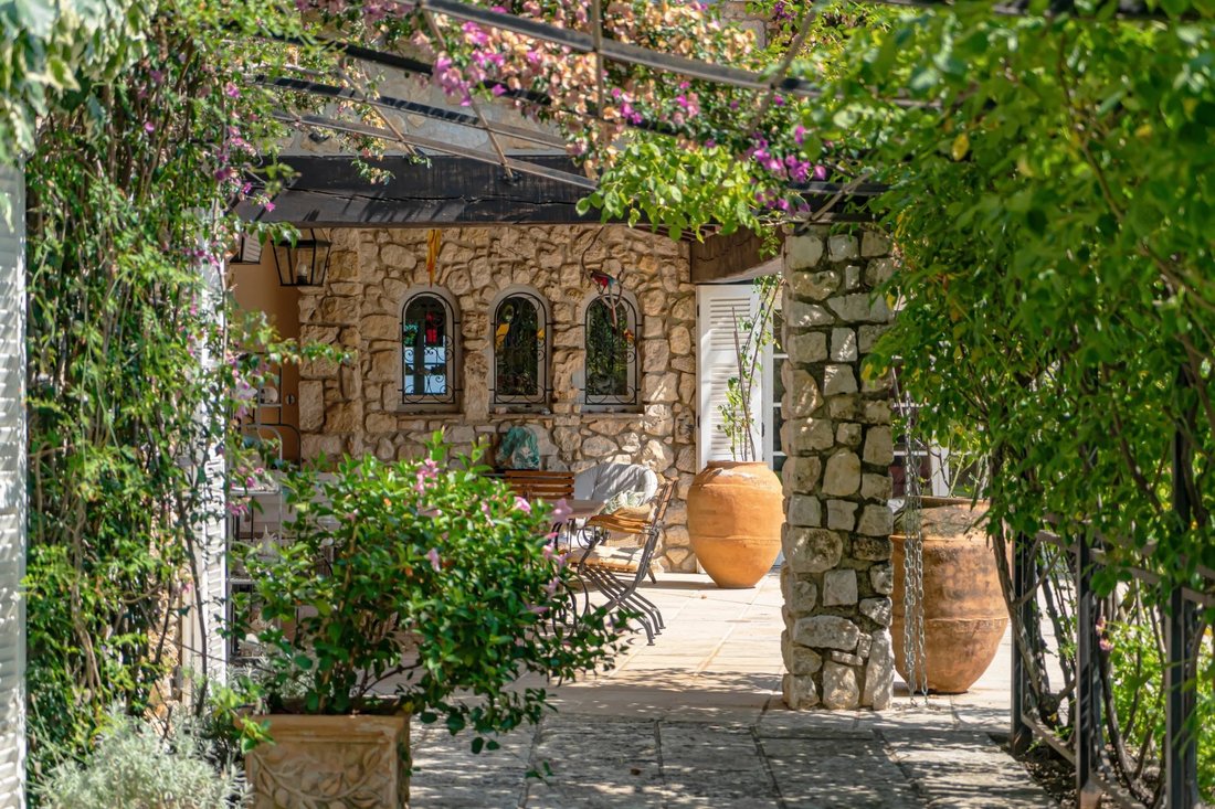 Estate in Nord, Roquefort-les-Pins, France 4 - 12369605