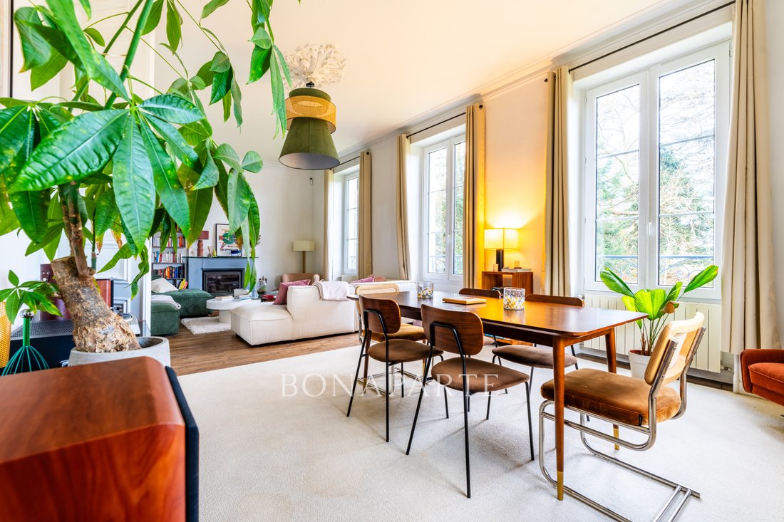 Le Rêve de Coulon: A 19th-Century Jewel Whispering of Timeless Elegance