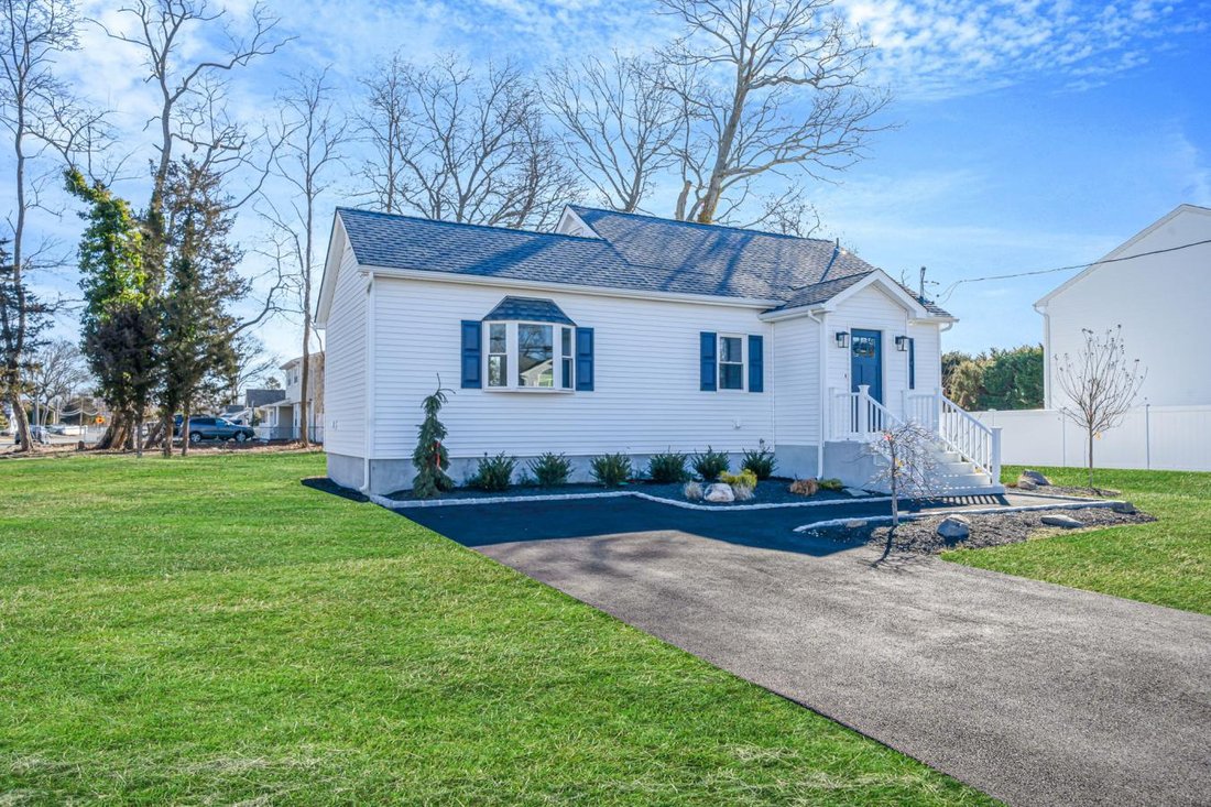 House in East Islip, New York, United States 4 - 15383225