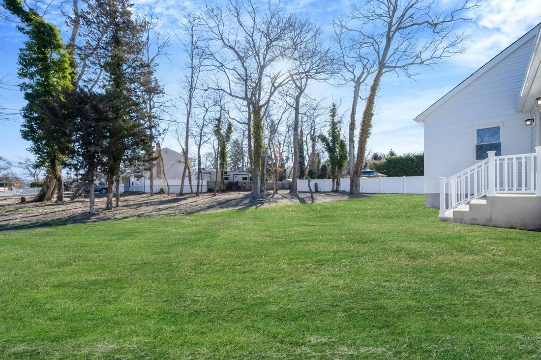 House in East Islip, New York, United States 5 - 15383225