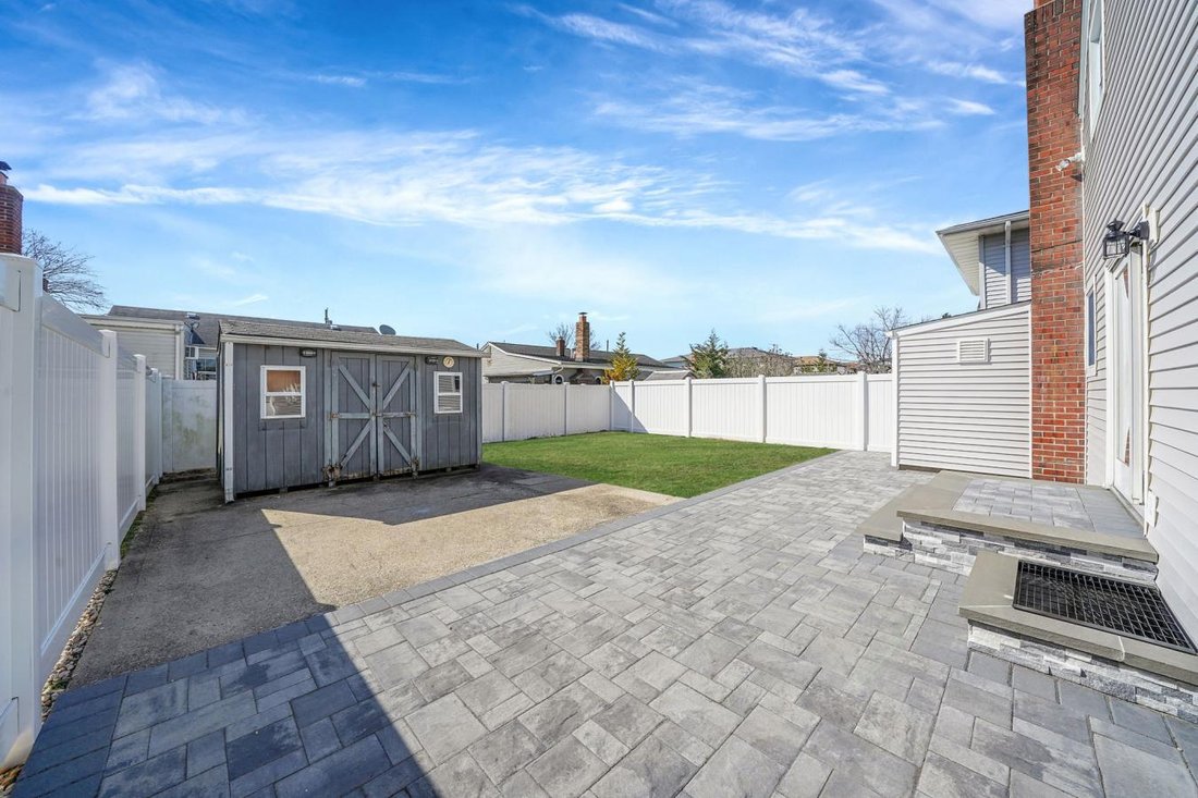 House in Lindenhurst, New York, United States 5 - 15383223