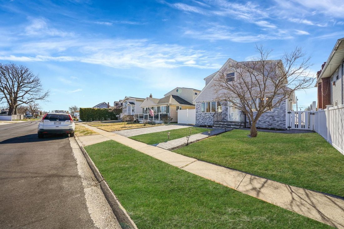 House in Lindenhurst, New York, United States 3 - 15383223
