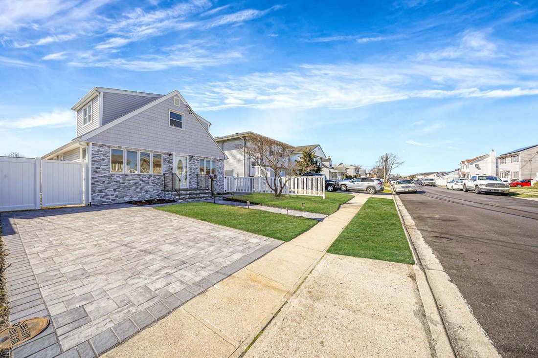 House in Lindenhurst, New York, United States 2 - 15383223