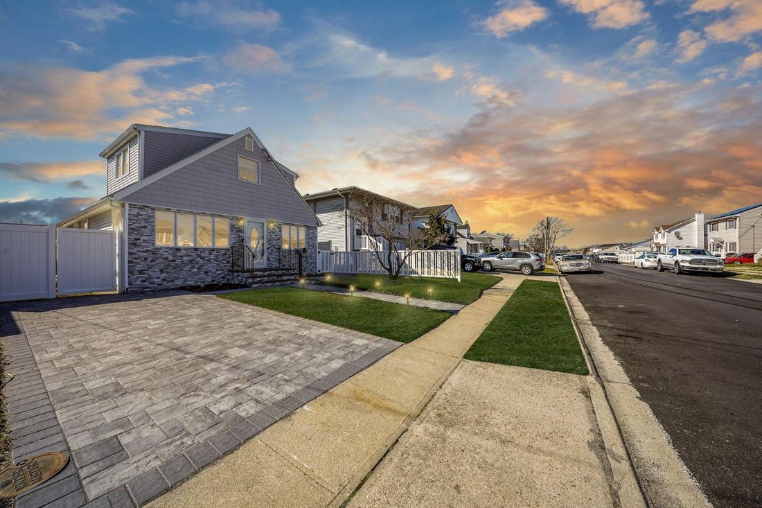 House in Lindenhurst, New York, United States 1 - 15383223