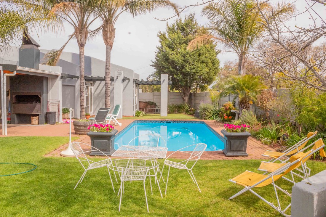 House in Van Riebeeck Park, Western Cape, South Africa 2 - 15390507