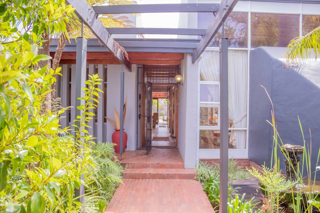 House in Van Riebeeck Park, Western Cape, South Africa 3 - 15390507