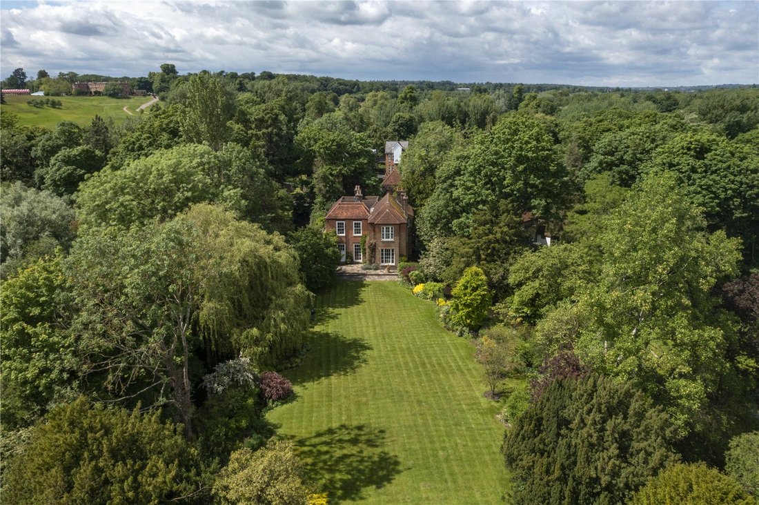 House in Nascot Wood, Watford, England 1 - 15391135