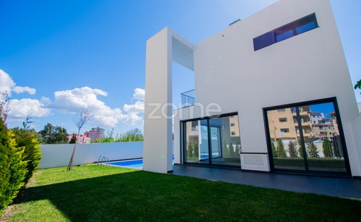 House in Carcavelos e Parede, Lisbon, Portugal 1