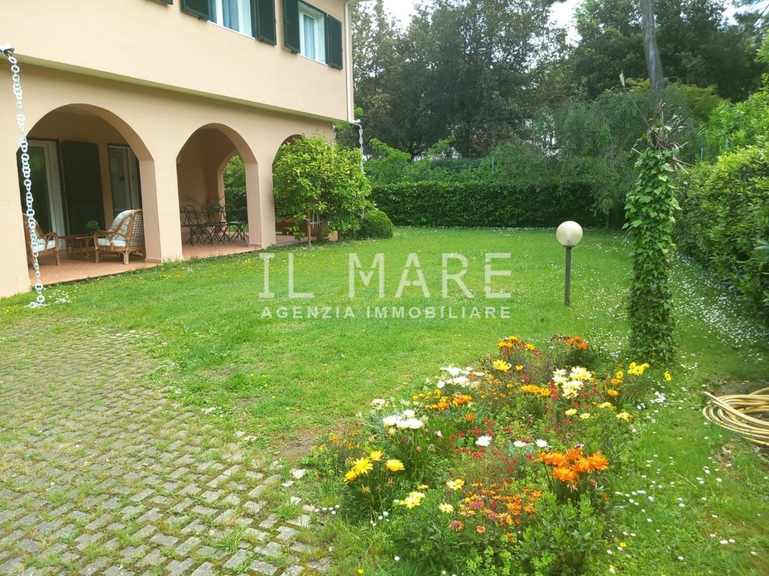 Villa in Ronchi, Massa, Italy 2 - 15391937