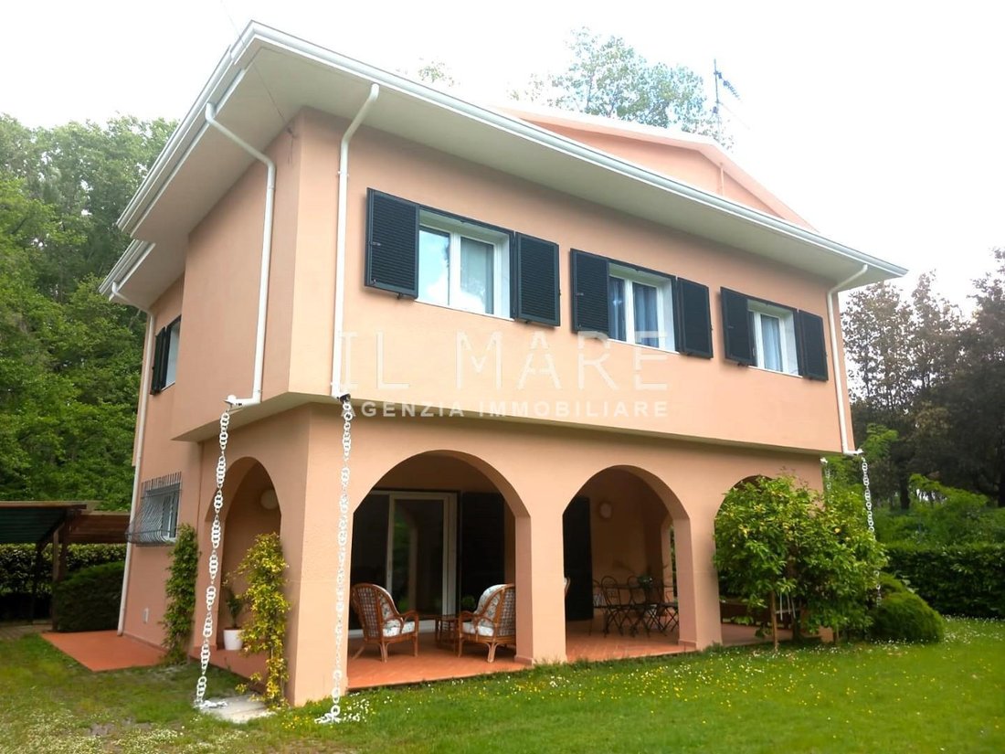 Villa in Ronchi, Massa, Italy 1 - 15391937