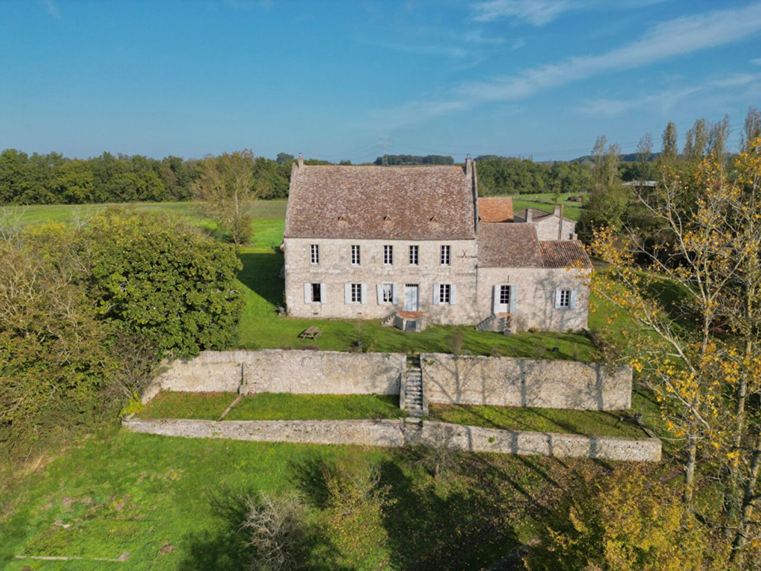 Image 1: Castle in Duras, Nouvelle-Aquitaine, France 1 - 15391773