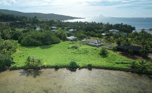 Land in French Polynesia 1