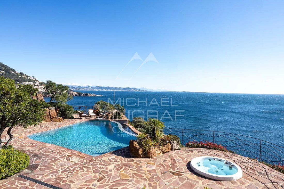 Villa in Théoule-sur-Mer, Provence-Alpes-Côte d'Azur, France 1 - 15142235
