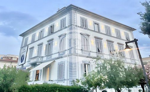 Villa in Marina di Massa, Tuscany, Italy 1