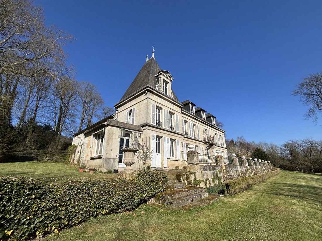 Château des Rêves Éternels: 18th-Century Grandeur in 15,000m² of Whispering Gardens