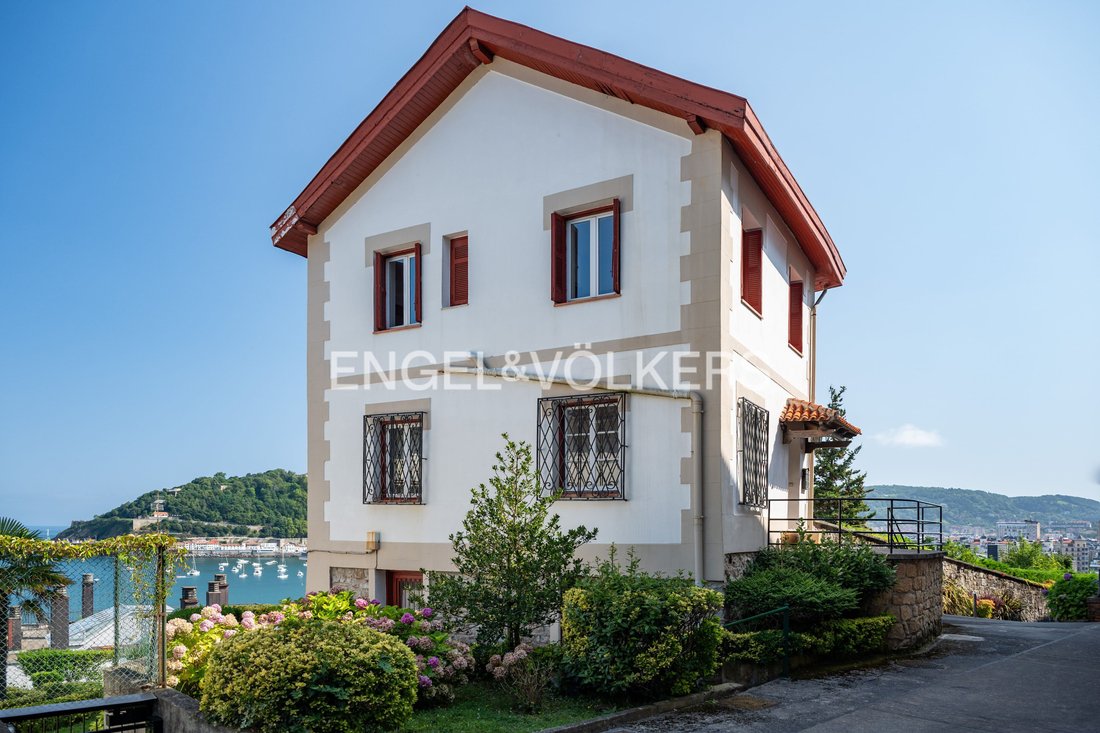 Villa in Mendebaldea, Donostia-San Sebastian, Spain 1 - 14602573