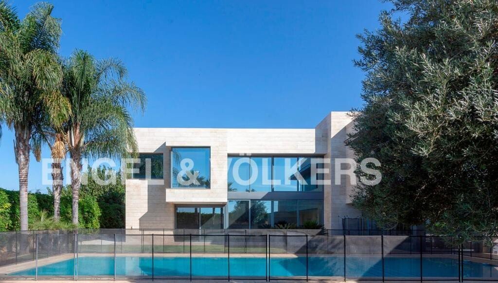Villa in Dos Hermanas, Andalusia, Spain 1 - 13087502
