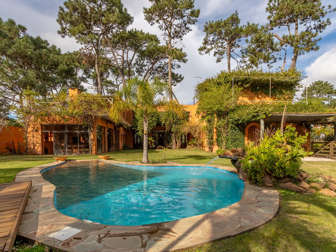 Villa in Punta del Este, Maldonado Department, Uruguay 1 - 15399320