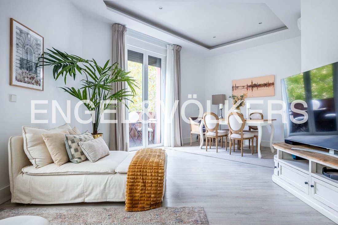 Landmark Building In Avenida De La Borbolla In Distrito Sur, Seville ...