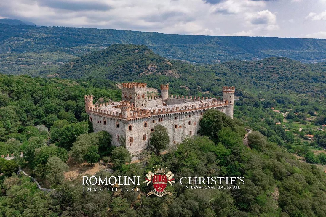 Castello a Montalto Dora, Piemonte, Italia 1 - 15173366