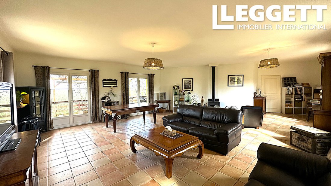 A Crown of Stone: Hautefort’s Castle Retreat with Three Hidden Gîtes - 5