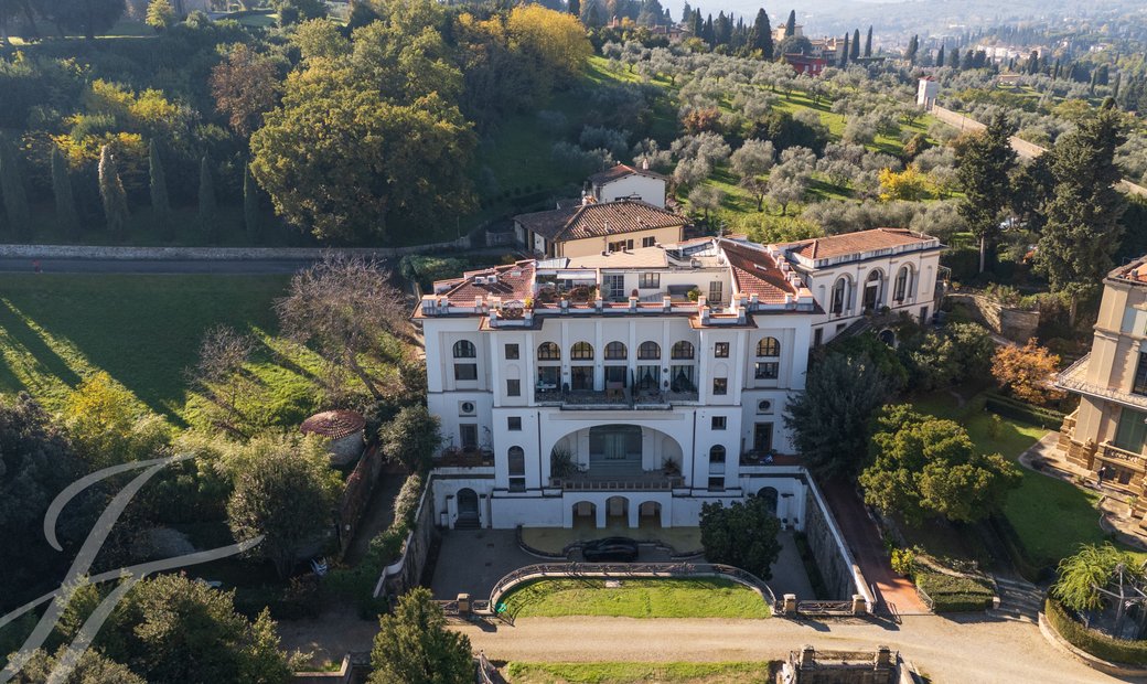 A closer look at Florence Penthouse With Sights In City