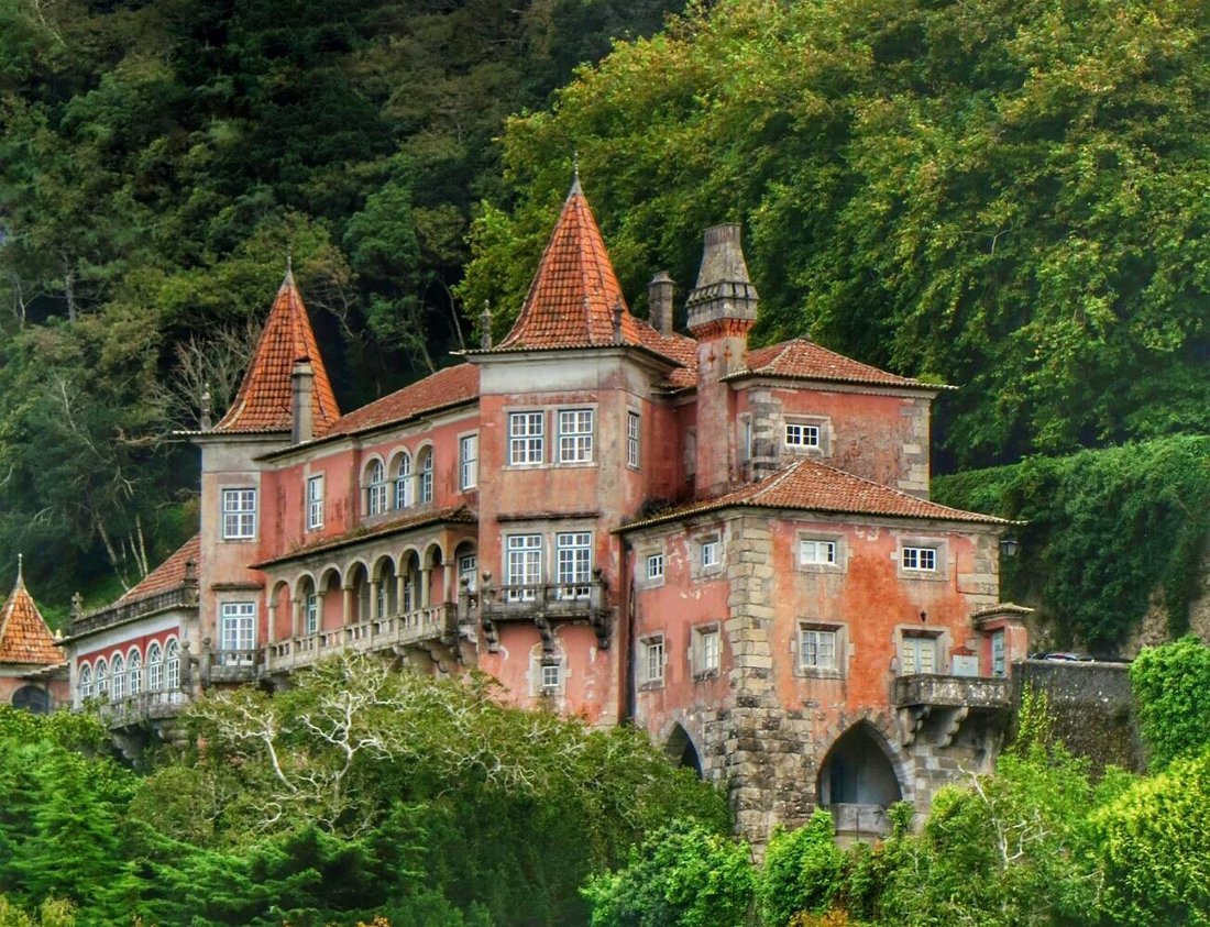 Lino’s Light-Kissed Palace: A Sintra Masterpiece Above the Clouds