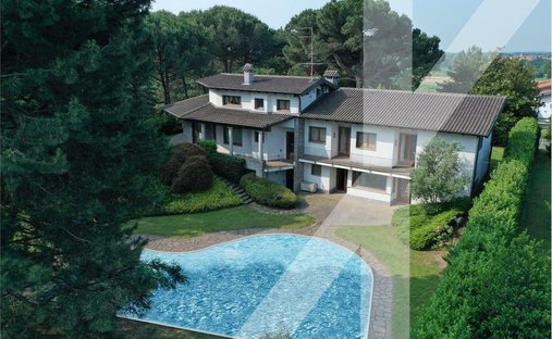 Villa in Cagno, Lombardy, Italy 1