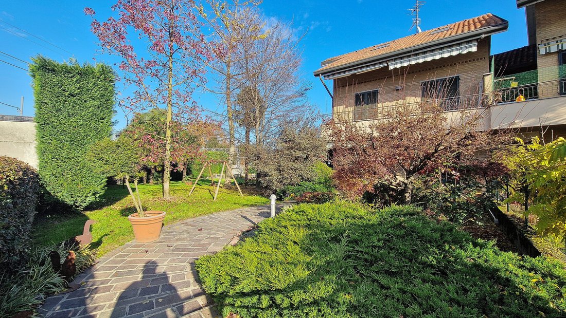 Villa in Usmate Velate, Lombardy, Italy 4 - 15411874