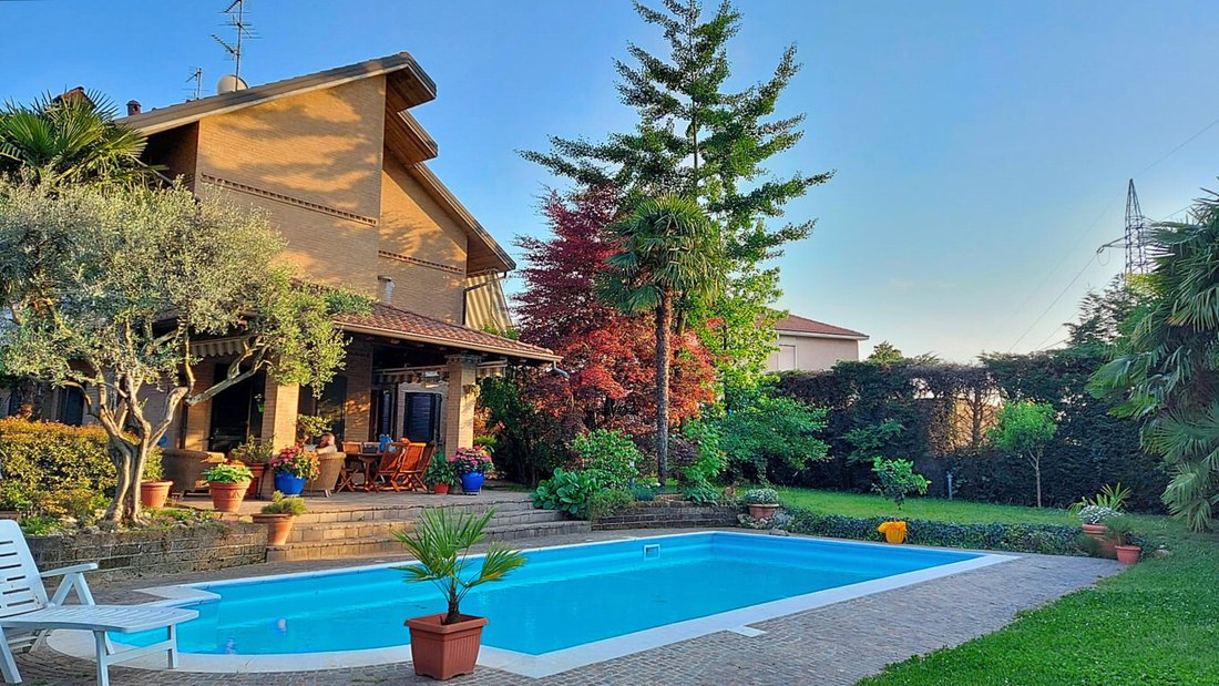 Villa in Usmate Velate, Lombardy, Italy 1 - 15411874