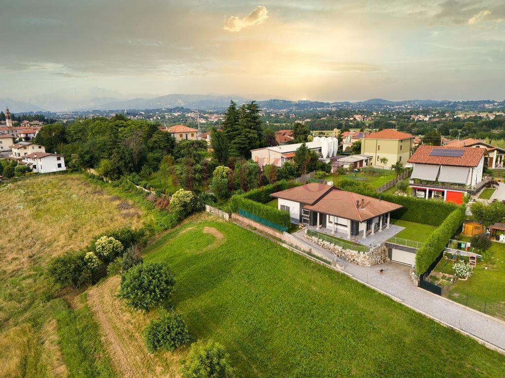Villa in Briosco, Lombardy, Italy 2 - 15411460