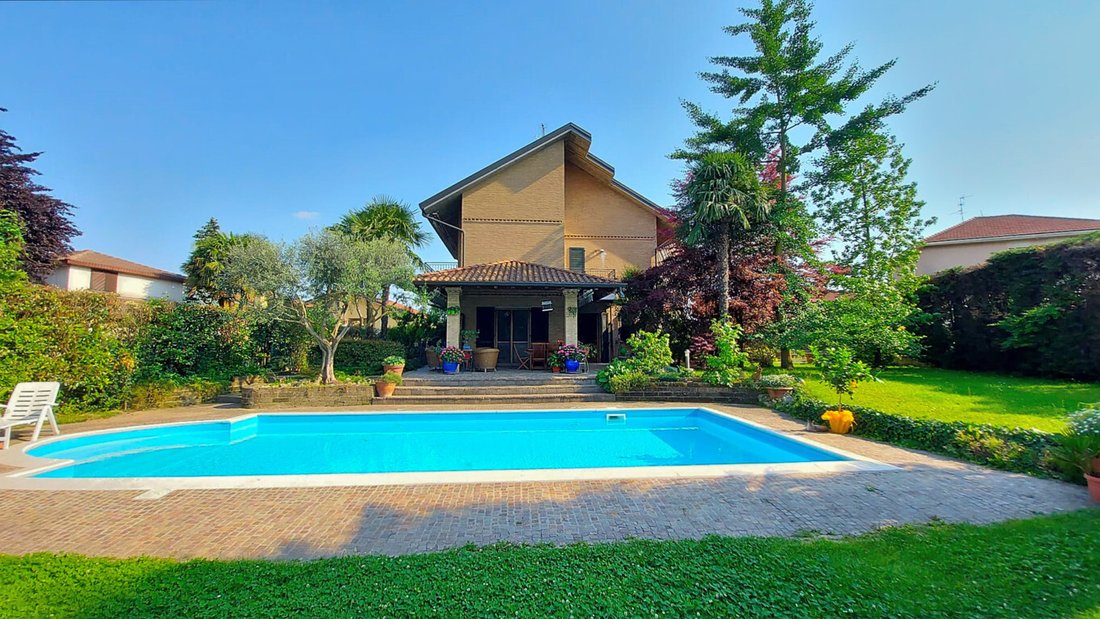 Villa in Usmate Velate, Lombardy, Italy 2 - 15411874