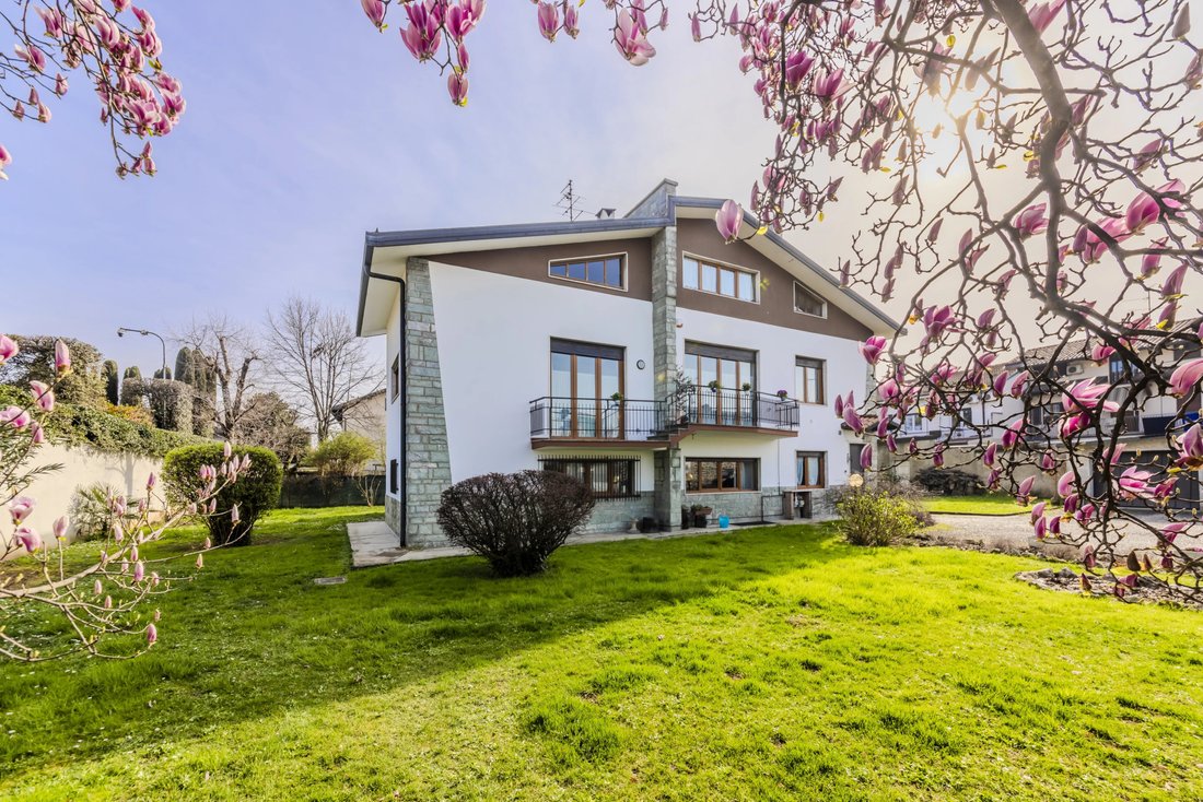Villa in Lainate, Lombardy, Italy 1 - 15411195