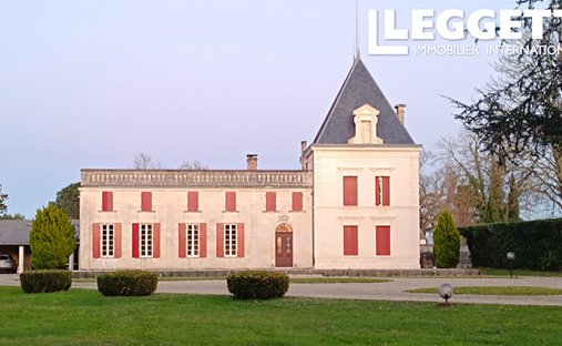 Castle in Saint-Martin-du-Bois, Nouvelle-Aquitaine, France 1