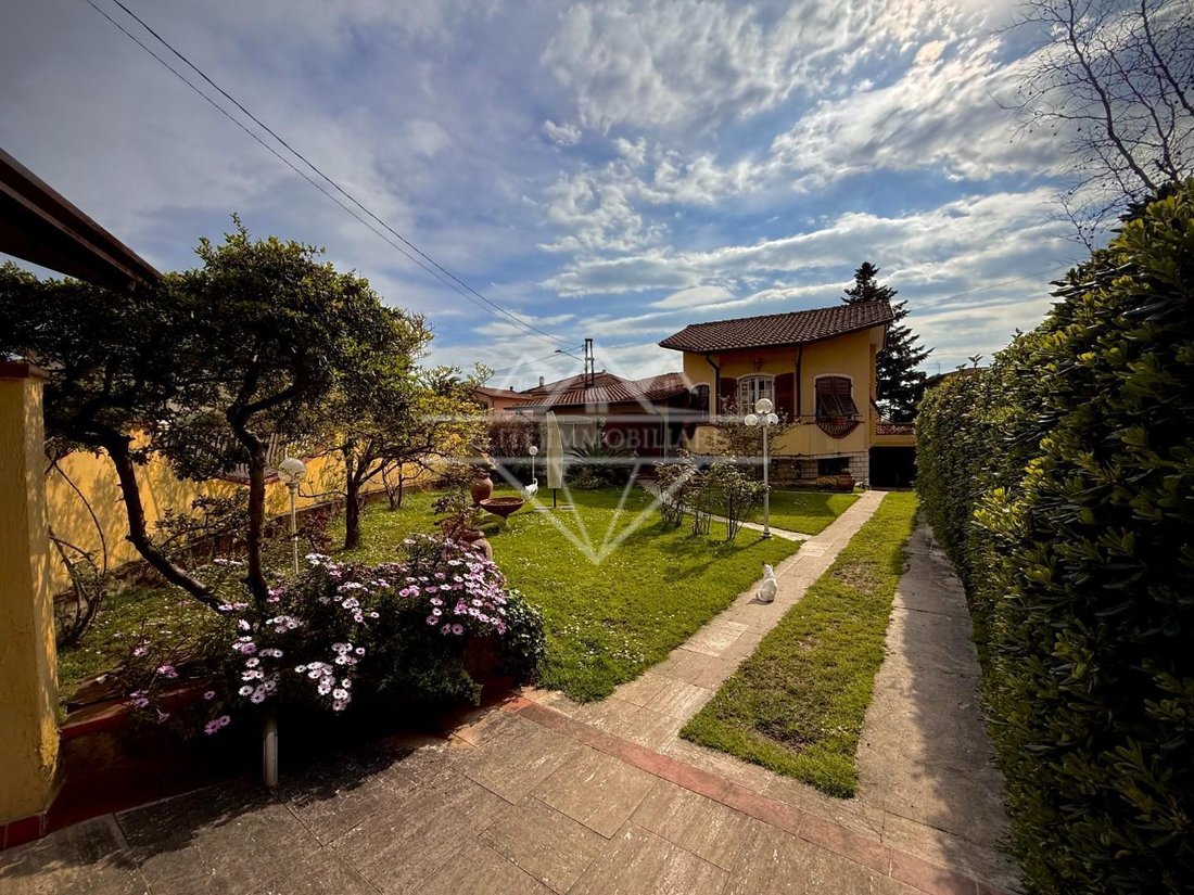 Villa in Fontia-Fossola-Fossone, Marina di Carrara, Tuscany 1 - 15414455