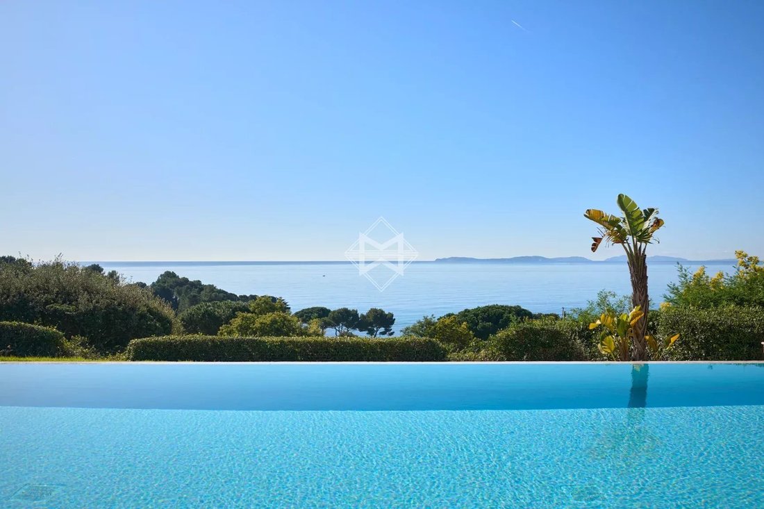 Villa in La Croix-Valmer, Provence-Alpes-Côte d'Azur, France 1 - 15413317