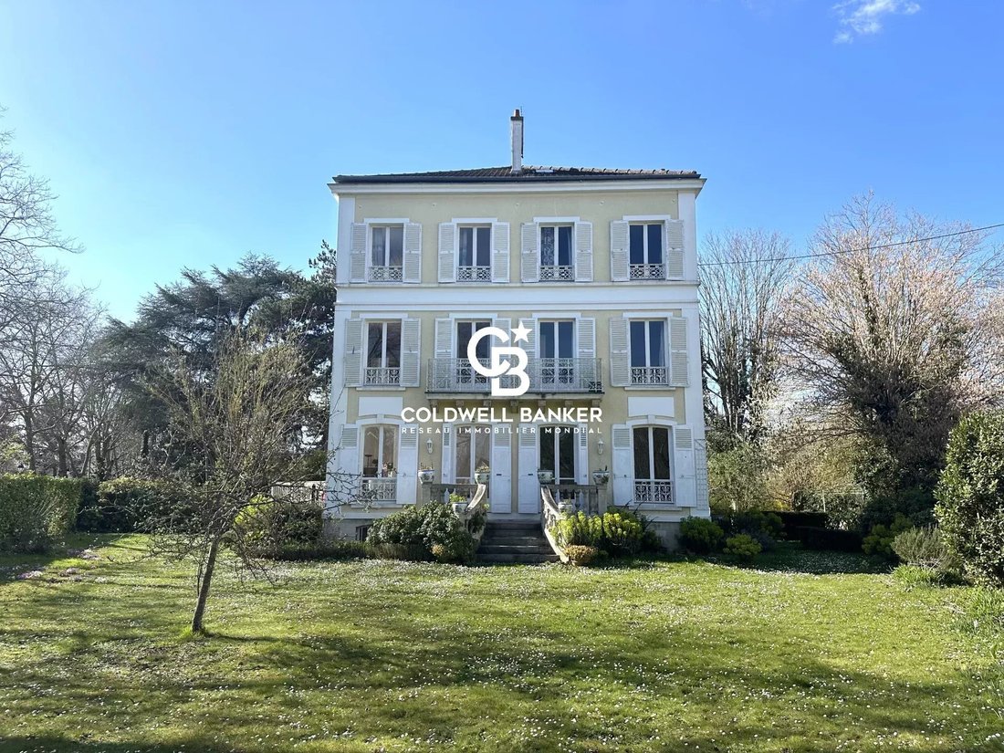 Estate in Le Vésinet, Ile-de-France, France 2 - 14241398