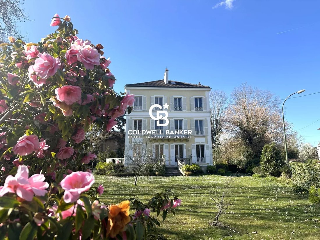 Estate in Le Vésinet, Ile-de-France, France 1 - 14241398