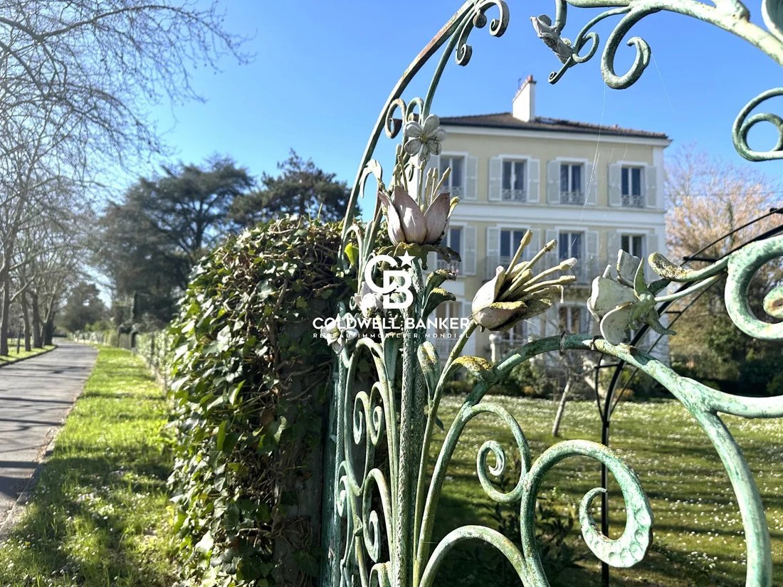 Estate in Le Vésinet, Ile-de-France, France 4 - 14241398