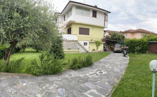Villa in Pietrasanta, Tuscany, Italy 1
