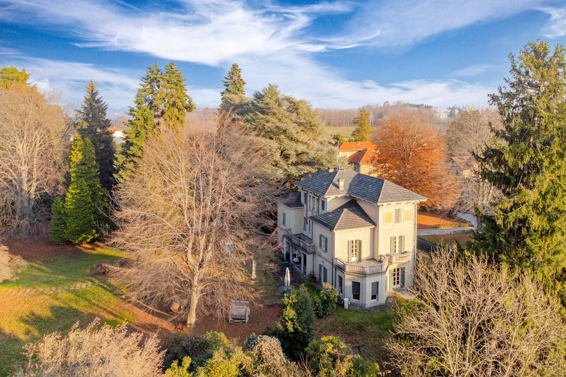 Villa in Varese, Lombardy, Italy 1 - 15068127