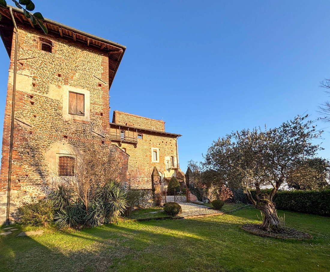 A 14th-Century Crown Upon the Biella Alps: Where Time Whispers Through Stone